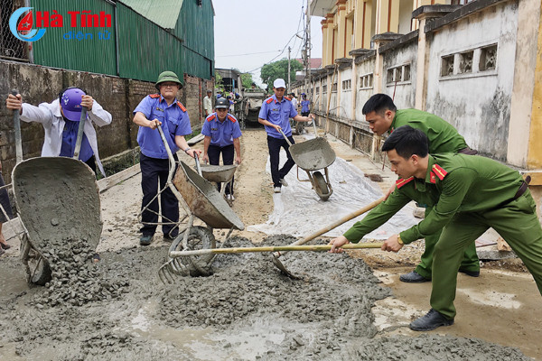 dvtn cung nguoi dan thach dong lam duong be tong lien thon
