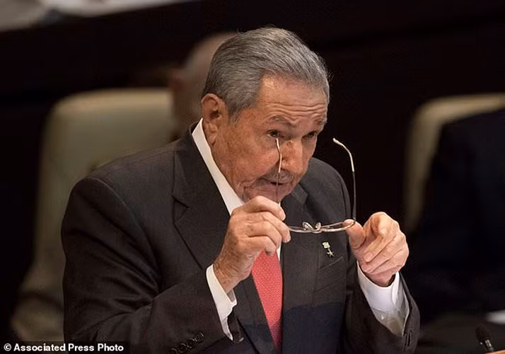 thoi khac chuyen giao lich su mo ra ky nguyen hau castro o cuba