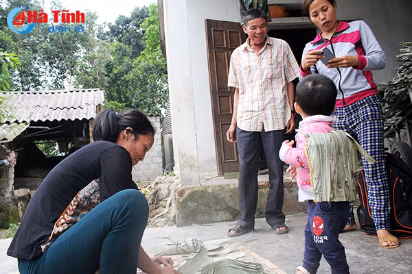 Photo: Độc đáo nghề chằm áo tơi ở Hà Tĩnh