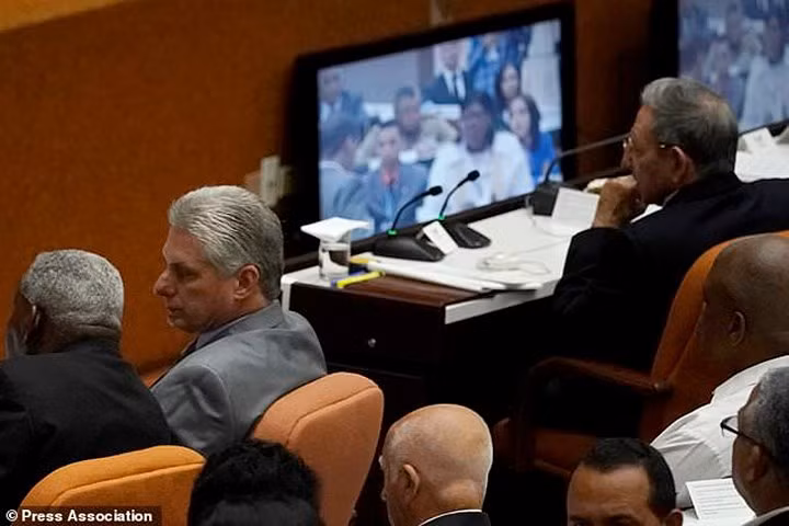 thoi khac chuyen giao lich su mo ra ky nguyen hau castro o cuba