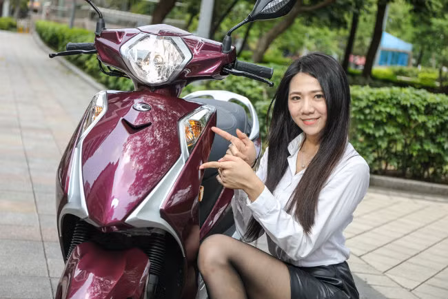 can canh doi thu honda sh mode gia chi 53 trieu dong