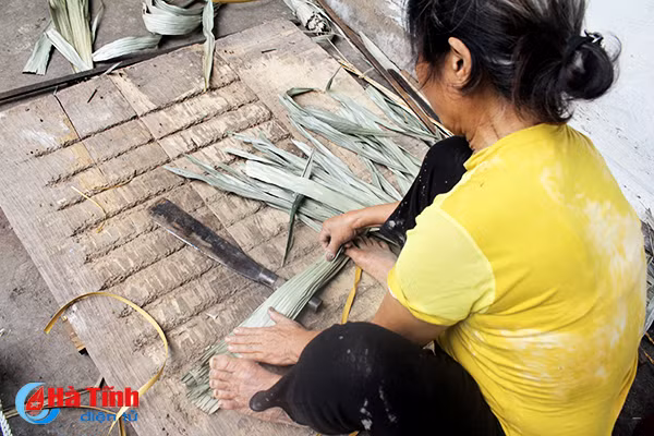 Photo: Độc đáo nghề chằm áo tơi ở Hà Tĩnh