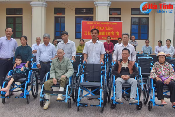 trao tang 25 xe lan cho nguoi khuyet tat vu quang