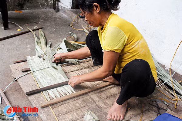 Photo: Độc đáo nghề chằm áo tơi ở Hà Tĩnh