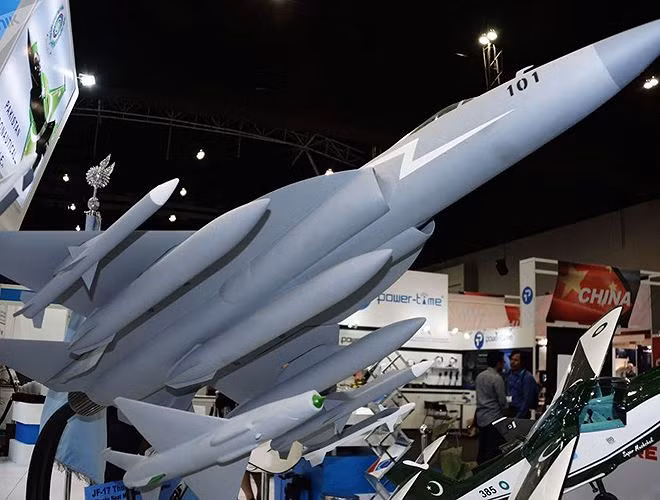 can canh dan vu khi tien tien tai trien lam quoc phong o malaysia