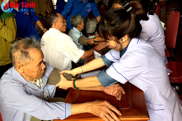 kham cap phat thuoc mien phi cho hon 300 nguoi dan ky loi