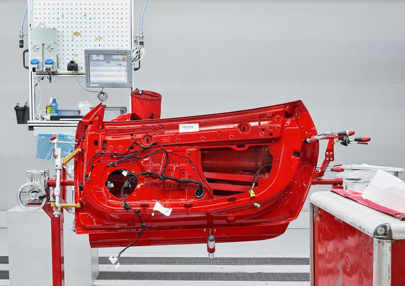 ben trong nha may bi mat cua ferrari