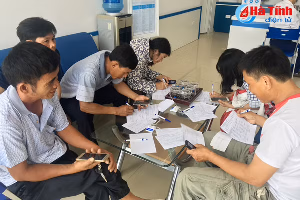 nguoi dan do xo di bo sung thong tin thue bao va dang ky sim chinh chu