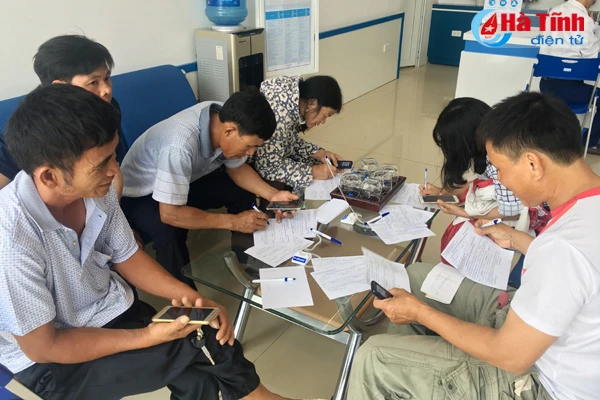 nguoi dan do xo di bo sung thong tin thue bao va dang ky sim chinh chu