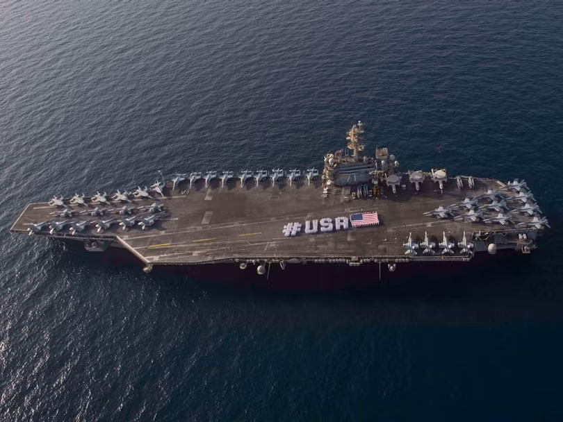 Với 10 tàu đang hoạt động, siêu tàu sân bay lớp Nimitz trở thành biểu tượng sức mạnh toàn cầu của Hải quân Mỹ. Mỗi tàu có thể mang theo 90 máy bay, cho phép triển khai sức mạnh ở bất kỳ nơi đâu trên thế giới. dan tau chien mat nuoc khong doi thu cua hai quan my
