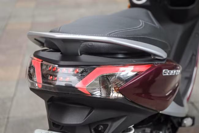 can canh doi thu honda sh mode gia chi 53 trieu dong