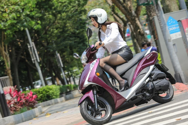 can canh doi thu honda sh mode gia chi 53 trieu dong