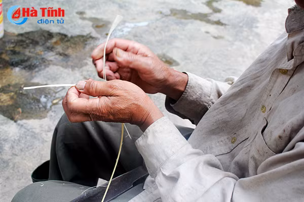 Photo: Độc đáo nghề chằm áo tơi ở Hà Tĩnh