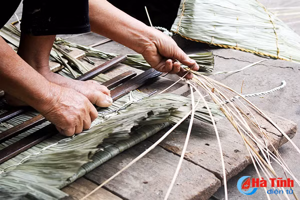 Photo: Độc đáo nghề chằm áo tơi ở Hà Tĩnh