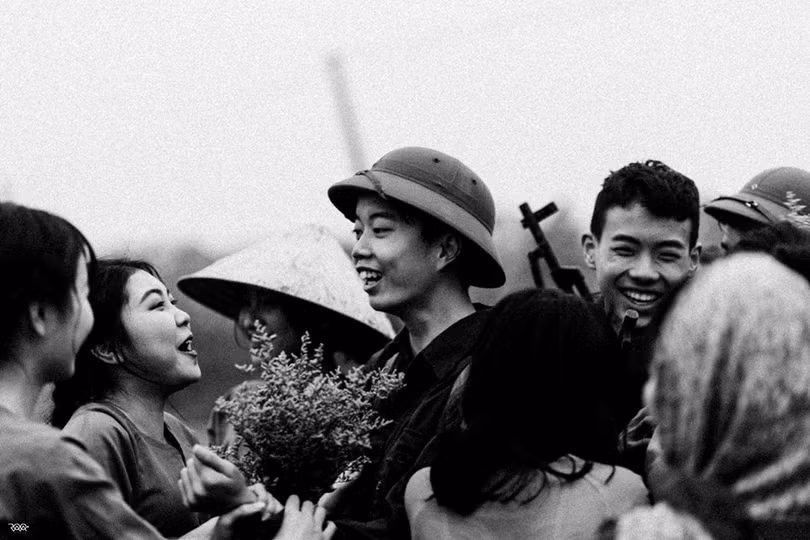 dan chuyen su tai hien cac thoi ky vang son cua dan toc qua anh ky yeu