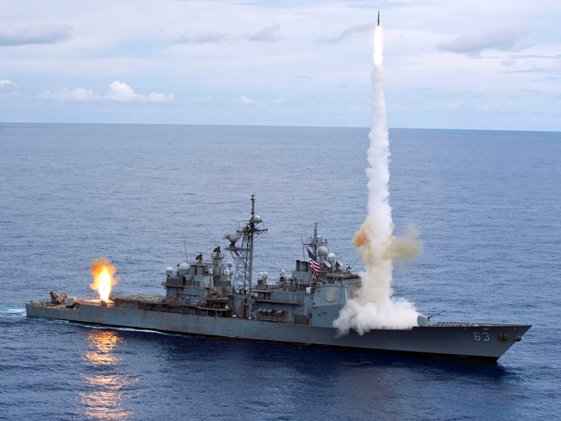 Tuần dương hạm lớp Ticonderoga là loại tàu chiến đa năng, một sản phẩm được chế tạo từ thời Chiến tranh Lạnh. Với 22 tàu đang hoạt động, chúng là thành phần quan trọng thứ 2 sau tàu khu trục lớp Arleigh Burke trong việc triển khai sức mạnh và hộ tống tàu sân bay. Tuần dương hạm USS Monterey đã bắn 30 tên lửa Tomahawk vào Syria đêm 13/4. dan tau chien mat nuoc khong doi thu cua hai quan my