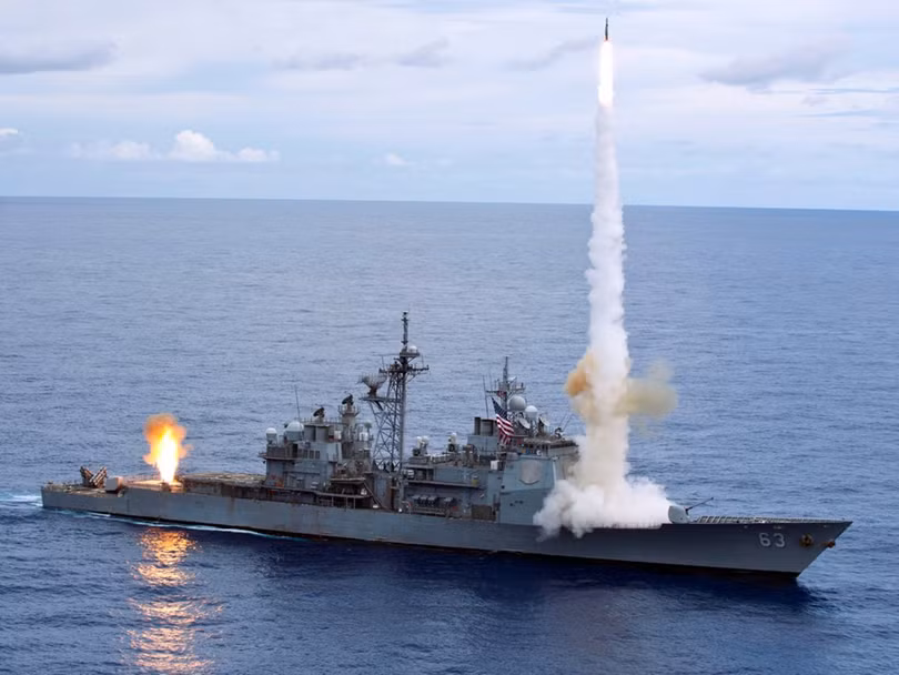 Tuần dương hạm lớp Ticonderoga là loại tàu chiến đa năng, một sản phẩm được chế tạo từ thời Chiến tranh Lạnh. Với 22 tàu đang hoạt động, chúng là thành phần quan trọng thứ 2 sau tàu khu trục lớp Arleigh Burke trong việc triển khai sức mạnh và hộ tống tàu sân bay. Tuần dương hạm USS Monterey đã bắn 30 tên lửa Tomahawk vào Syria đêm 13/4. dan tau chien mat nuoc khong doi thu cua hai quan my