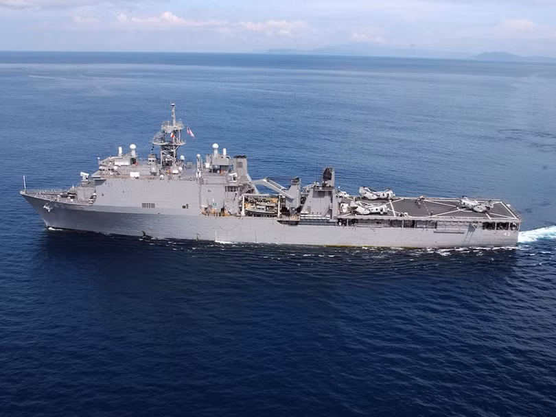 Tàu đổ bộ lớp Whidbey Island được chế tạo cho nhiệm vụ vận chuyển binh lính và phương tiện đổ bộ vào bờ. Tàu có thể mang theo 4 tàu đổ bộ khí đệm để chở vũ khí lên bờ cùng 500 binh sĩ. dan tau chien mat nuoc khong doi thu cua hai quan my