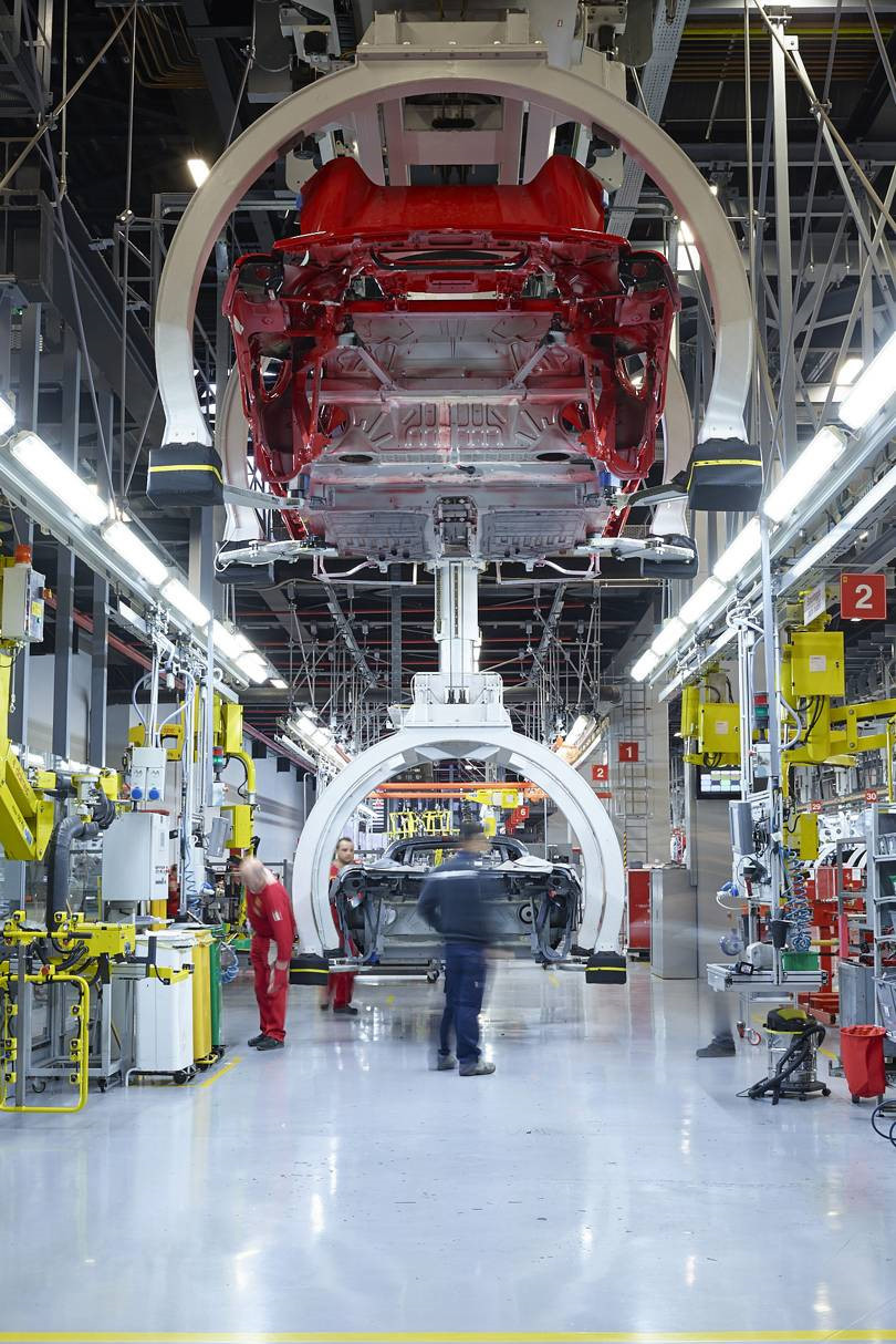 ben trong nha may bi mat cua ferrari