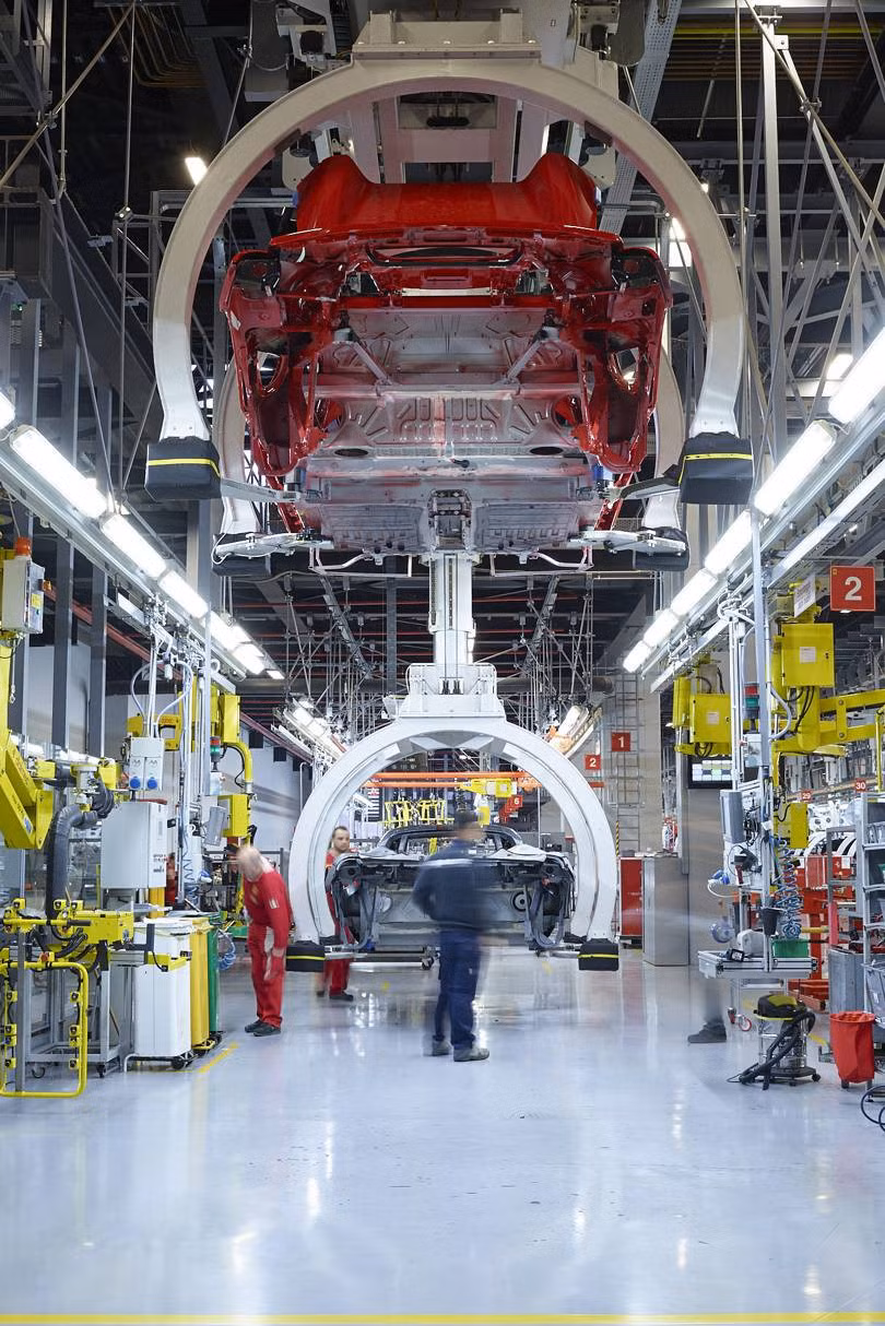 ben trong nha may bi mat cua ferrari