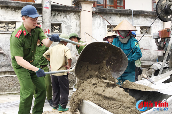 dvtn cung nguoi dan thach dong lam duong be tong lien thon