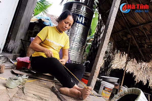 Photo: Độc đáo nghề chằm áo tơi ở Hà Tĩnh