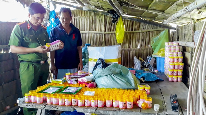 Cơ sở tự sản xuất kem trộn từ nguyên liệu, hóa chất không rõ nguồn gốc bị bắt giữ. hai hung my pham bi truyen lam tu hoa chat tay trang