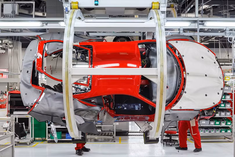 ben trong nha may bi mat cua ferrari