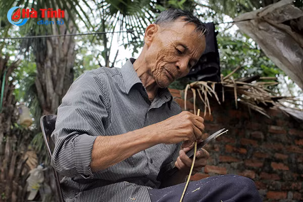 Photo: Độc đáo nghề chằm áo tơi ở Hà Tĩnh