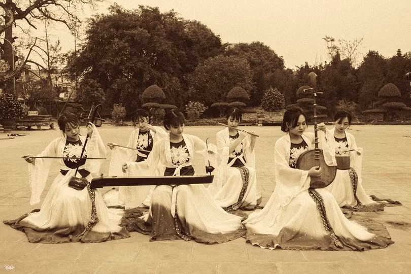 dan chuyen su tai hien cac thoi ky vang son cua dan toc qua anh ky yeu