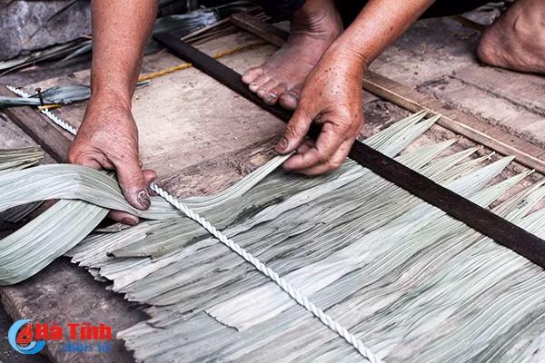 Photo: Độc đáo nghề chằm áo tơi ở Hà Tĩnh