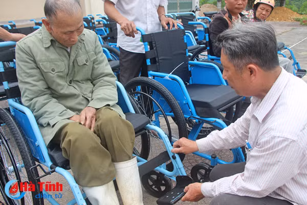 trao tang 25 xe lan cho nguoi khuyet tat vu quang