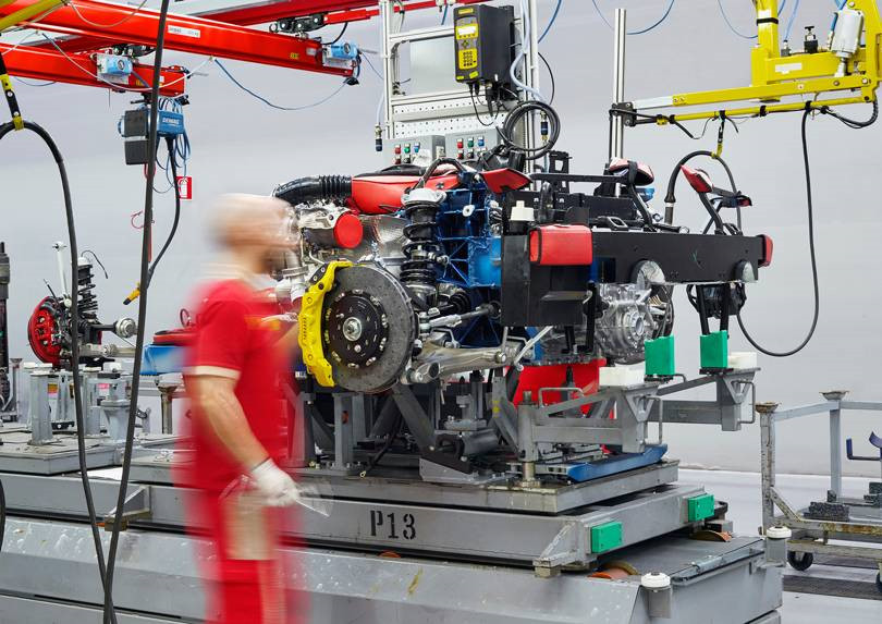 ben trong nha may bi mat cua ferrari