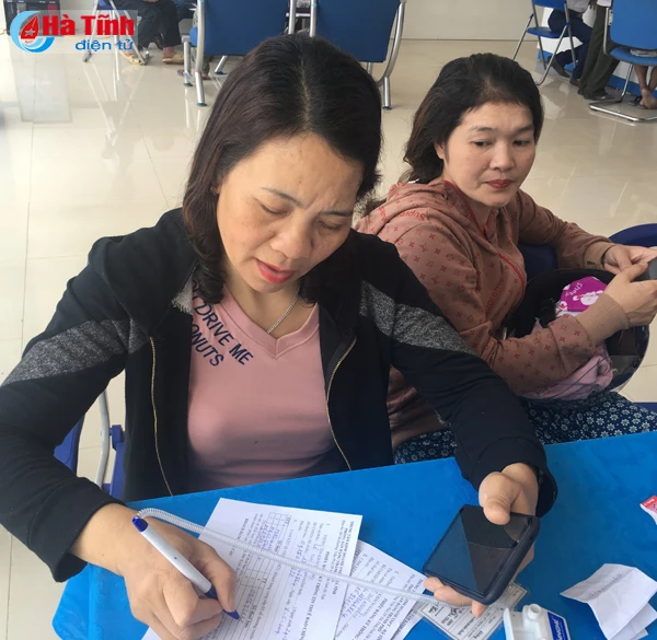 nguoi dan do xo di bo sung thong tin thue bao va dang ky sim chinh chu