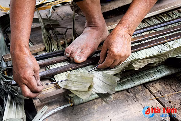 Photo: Độc đáo nghề chằm áo tơi ở Hà Tĩnh