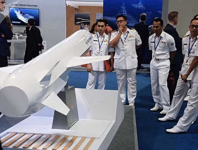 can canh dan vu khi tien tien tai trien lam quoc phong o malaysia