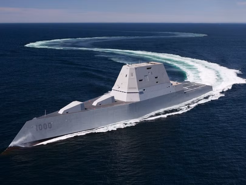 Tàu khu trục lớp Zumwalt được ví như là "tàu khu trục tương lai". Con tàu mang thiết kế hoàn toàn mới theo công nghệ "sóng xuyên thân" độc đáo. Zumwalt được chế tạo với khả năng tàng hình rất cao, cùng hệ thống vũ khí cực mạnh. Tuy nhiên, chi phí chế tạo quá cao nên số lượng sản xuất từ 32 giảm xuống chỉ còn 3 tàu, khiến nó trở thành tàu khu trục đắt nhất hành tinh. dan tau chien mat nuoc khong doi thu cua hai quan my