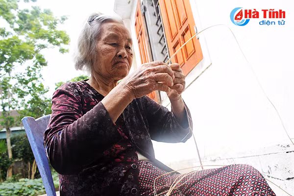 Photo: Độc đáo nghề chằm áo tơi ở Hà Tĩnh