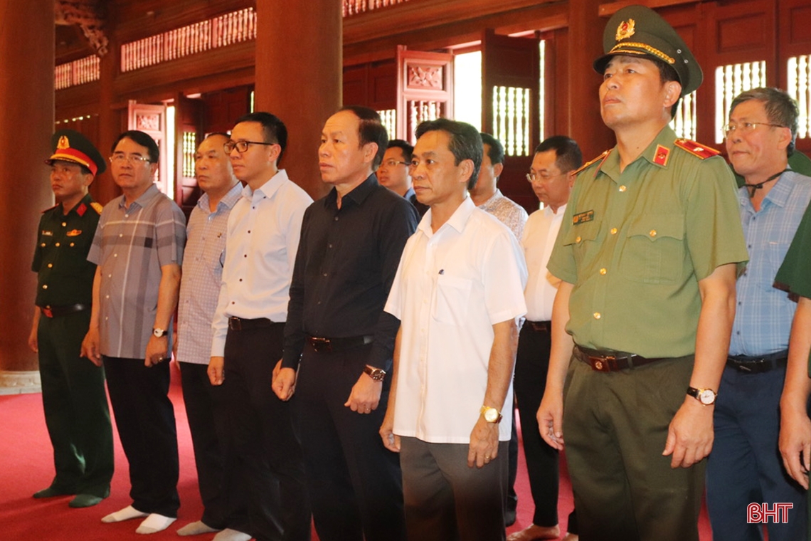 Đoàn công tác TP Hải Phòng dâng hương tại các địa chỉ đỏ ở Hà Tĩnh