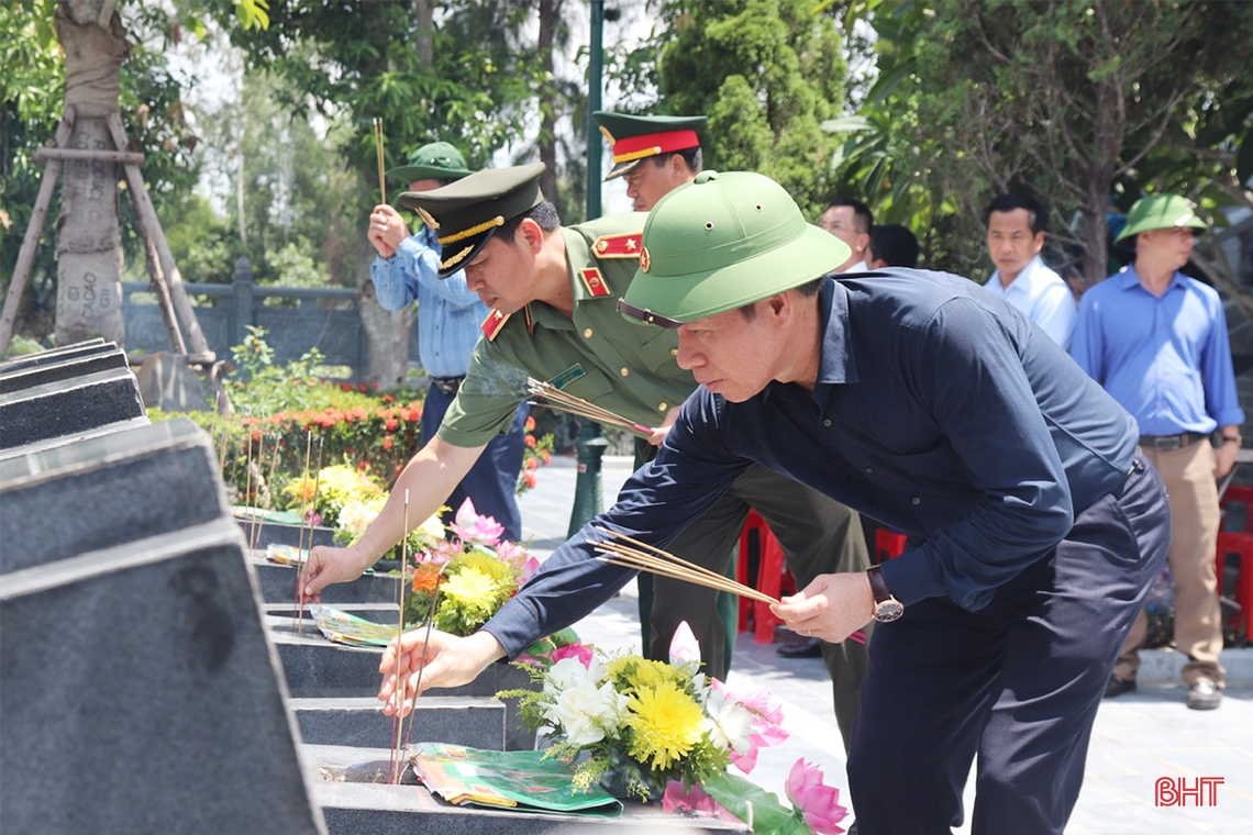 Đoàn công tác TP Hải Phòng dâng hương tại các địa chỉ đỏ ở Hà Tĩnh