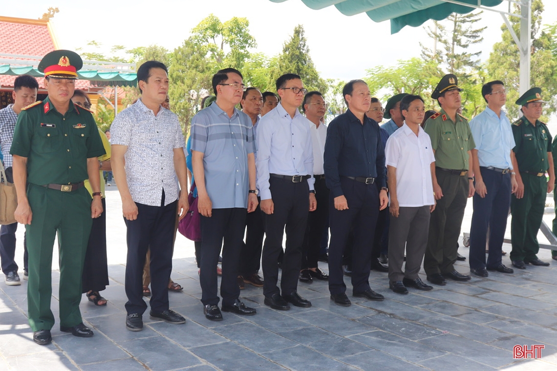 Đoàn công tác TP Hải Phòng dâng hương tại các địa chỉ đỏ ở Hà Tĩnh