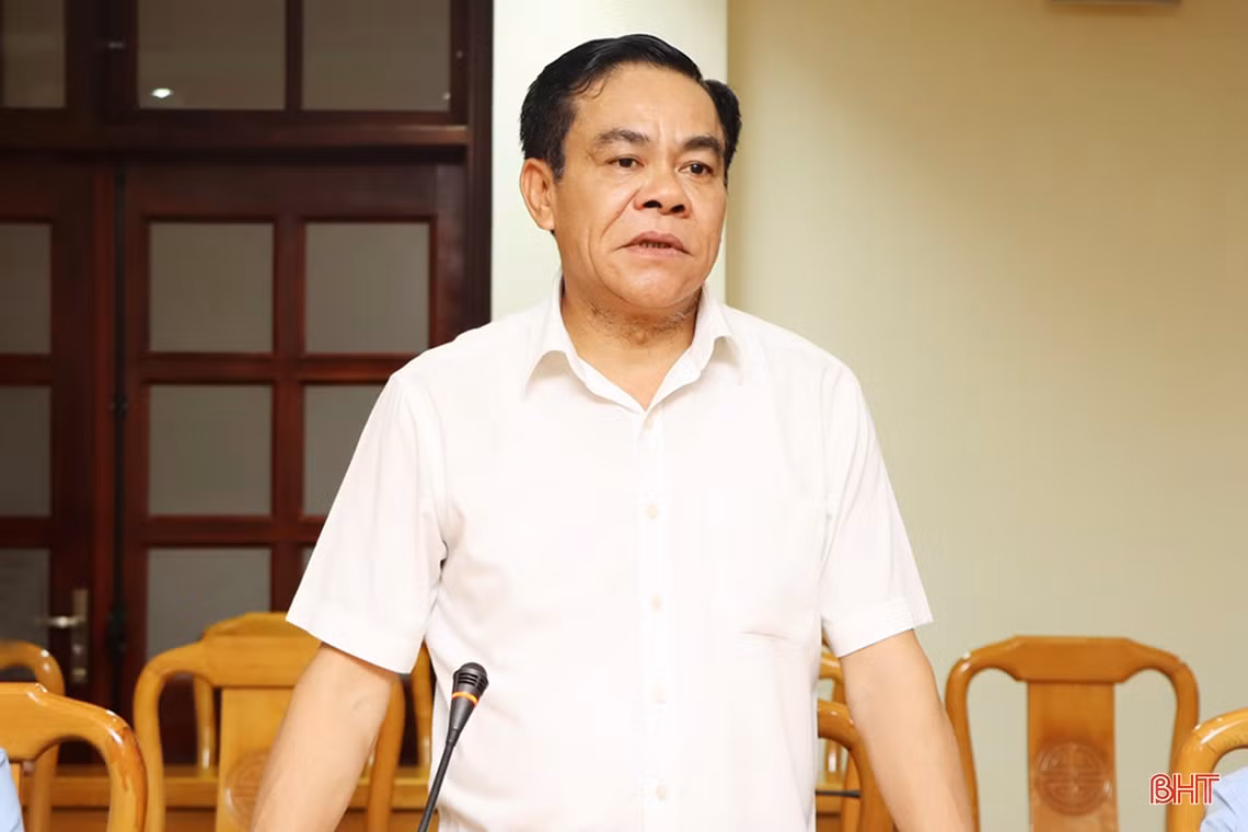 Bộ trưởng Bộ KH&ĐT tặng quà cho người có công với cách mạng trên địa bàn Hà Tĩnh