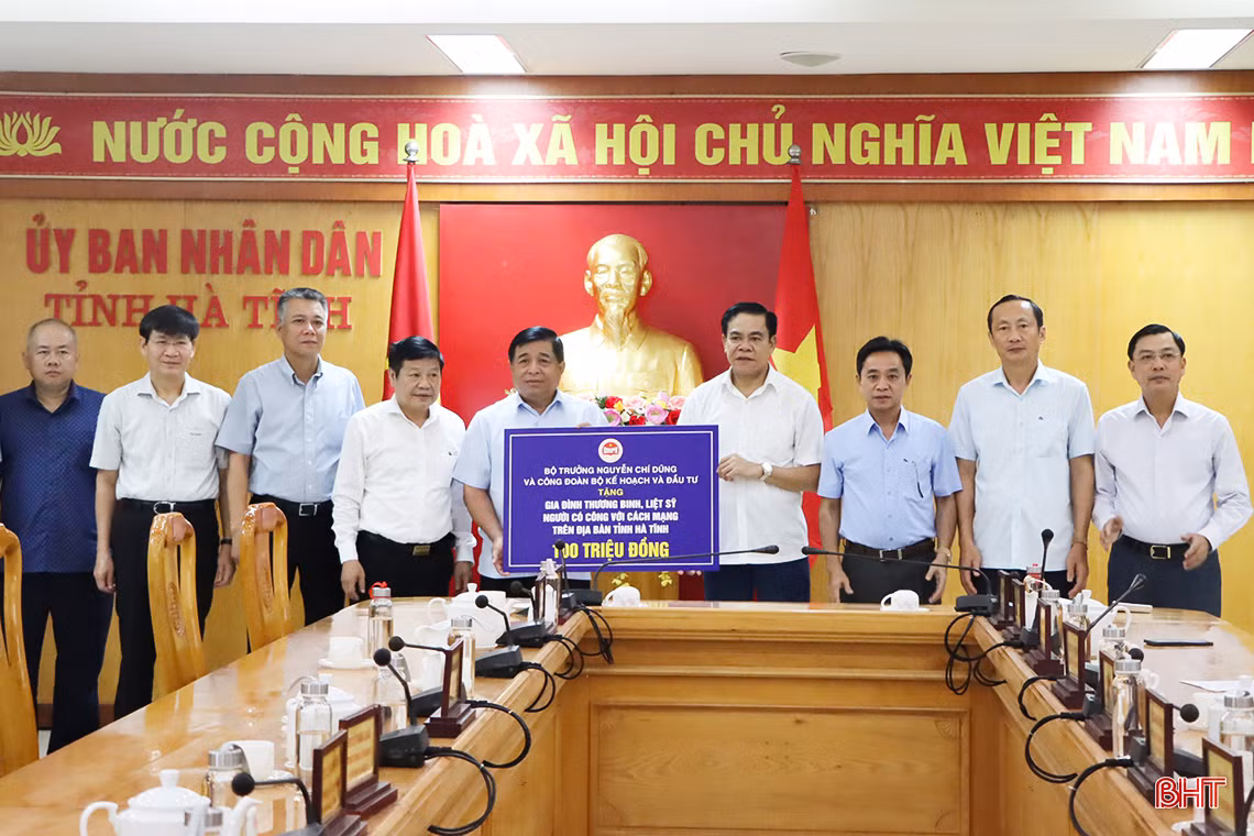 Bộ trưởng Bộ KH&ĐT tặng quà cho người có công với cách mạng trên địa bàn Hà Tĩnh