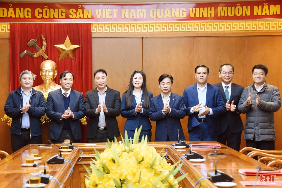 Lãnh đạo tỉnh Hà Tĩnh tiếp nhận 2 tỷ đồng hỗ trợ an sinh xã hội từ BIDV, Vietcombank, VietinBank