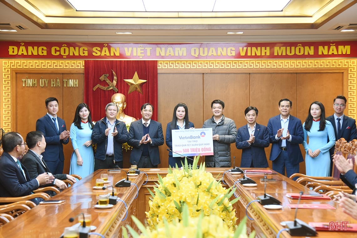Lãnh đạo tỉnh Hà Tĩnh tiếp nhận 2 tỷ đồng hỗ trợ an sinh xã hội từ BIDV, Vietcombank, VietinBank