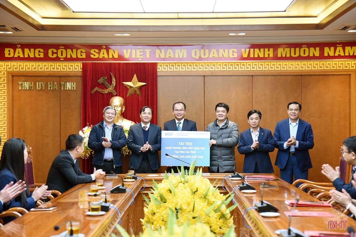 Lãnh đạo tỉnh Hà Tĩnh tiếp nhận 2 tỷ đồng hỗ trợ an sinh xã hội từ BIDV, Vietcombank, VietinBank
