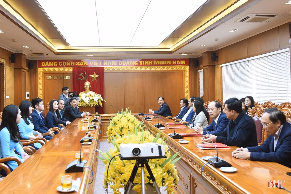 Lãnh đạo tỉnh Hà Tĩnh tiếp nhận 2 tỷ đồng hỗ trợ an sinh xã hội từ BIDV, Vietcombank, VietinBank