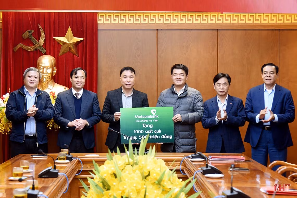 Lãnh đạo tỉnh Hà Tĩnh tiếp nhận 2 tỷ đồng hỗ trợ an sinh xã hội từ BIDV, Vietcombank, VietinBank