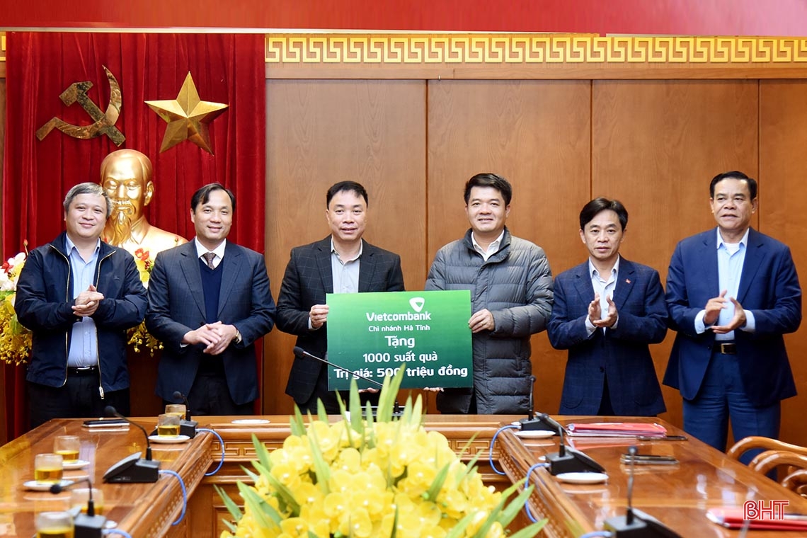 Lãnh đạo tỉnh Hà Tĩnh tiếp nhận 2 tỷ đồng hỗ trợ an sinh xã hội từ BIDV, Vietcombank, VietinBank