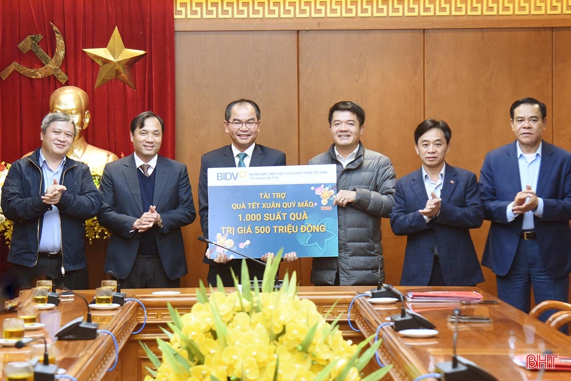 Lãnh đạo tỉnh Hà Tĩnh tiếp nhận 2 tỷ đồng hỗ trợ an sinh xã hội từ BIDV, Vietcombank, VietinBank